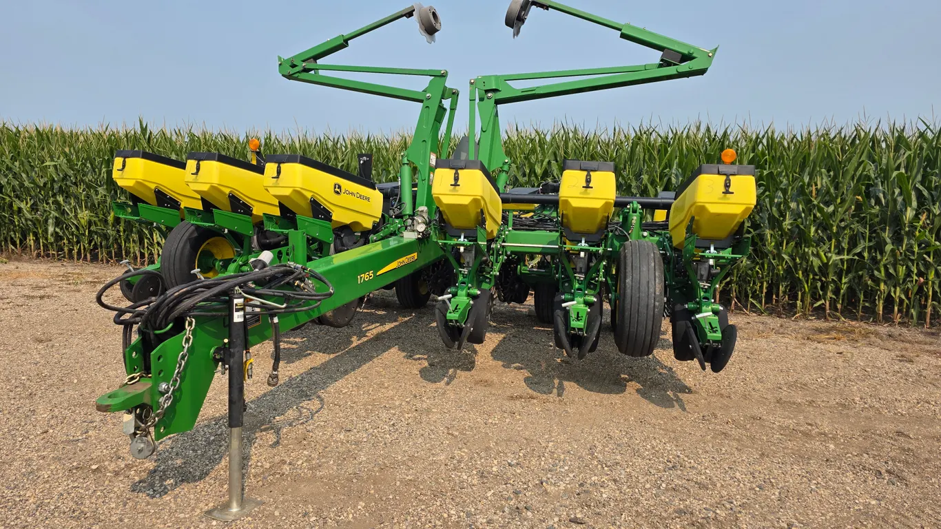 2015 John Deere 1765 12 Row 30” Front Fold Planter, Hydraulic Drives and Row Shut Offs, 3 Bushel Box