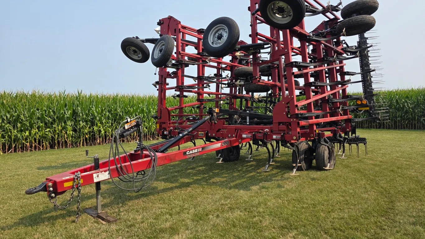 Case IH Tigermate 200 Field Cultivator, 46.5’ Wide, Walking Tandems, Knock off Shovels, 4 Bar Coil T