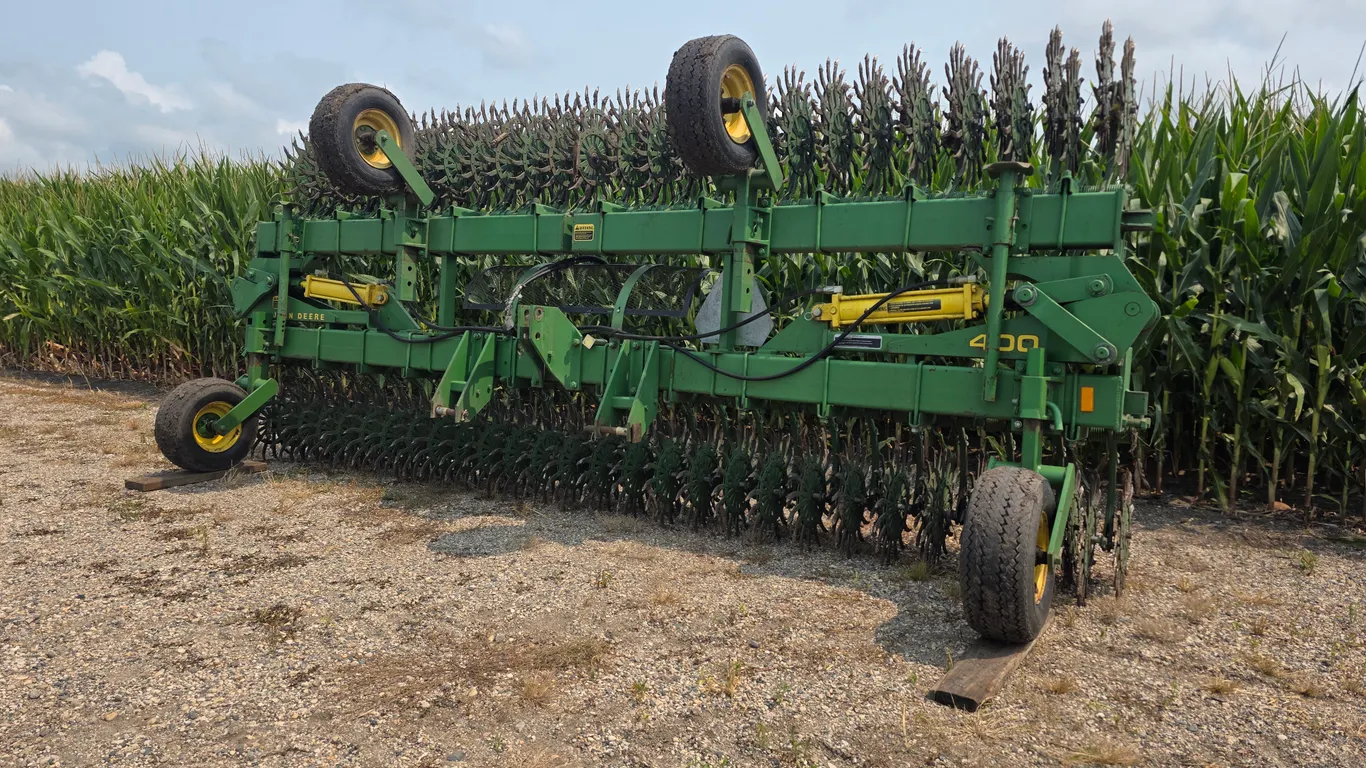 John Deere 400 – 30’ Rotary Hoe