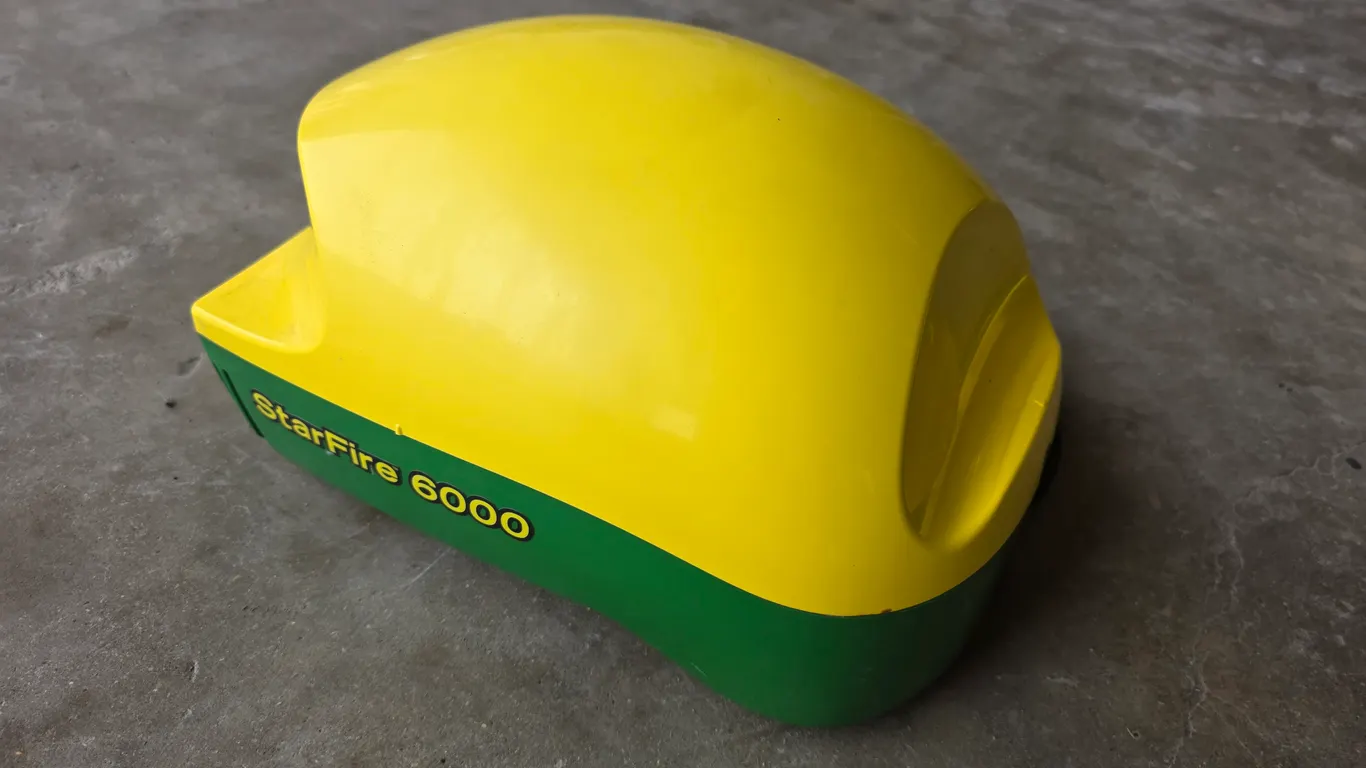 John Deere Starfire 6000 Receiver Globe, SF1, SN: PCS161B416220 (Activations in Photos)