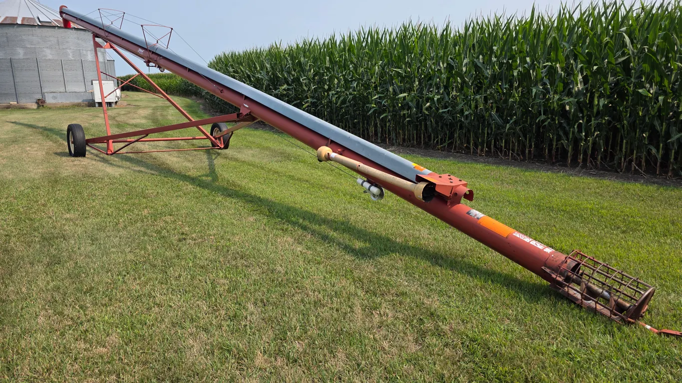 Feterl 8” x 55’ Auger, 540 PTO, P205/70R15 Tires on 4 Bolt Rims, Manual Lift, SN: 855RKK032P *Wearin