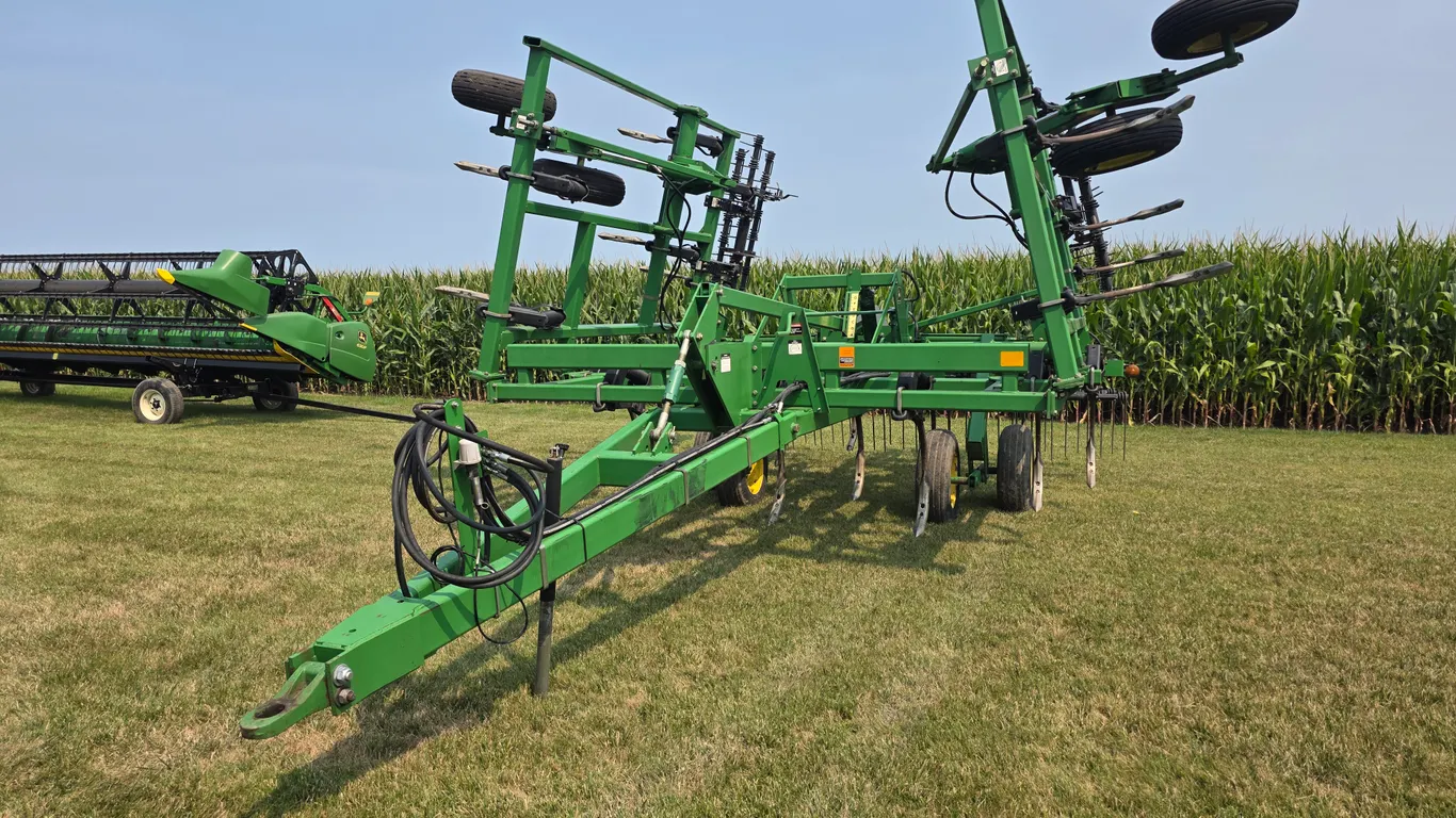 1995 John Deere 680 Chisel Plow, 25’, Summers 3 Bar Harrow, Walking Tandems, Most Points Can be Flip