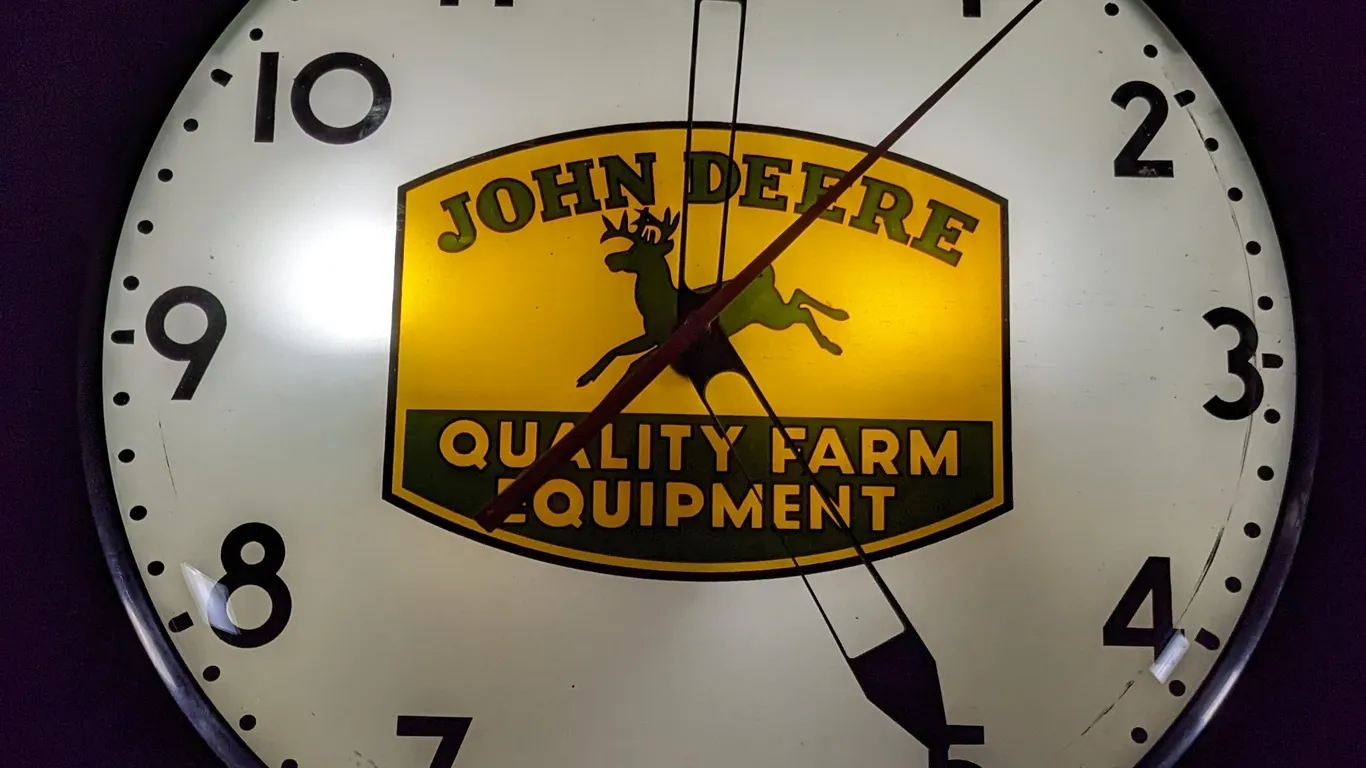 TELECHRON LIGHTED CLOCK SIGN JOHN DEERE QUALITY FARM EQUIPMENT