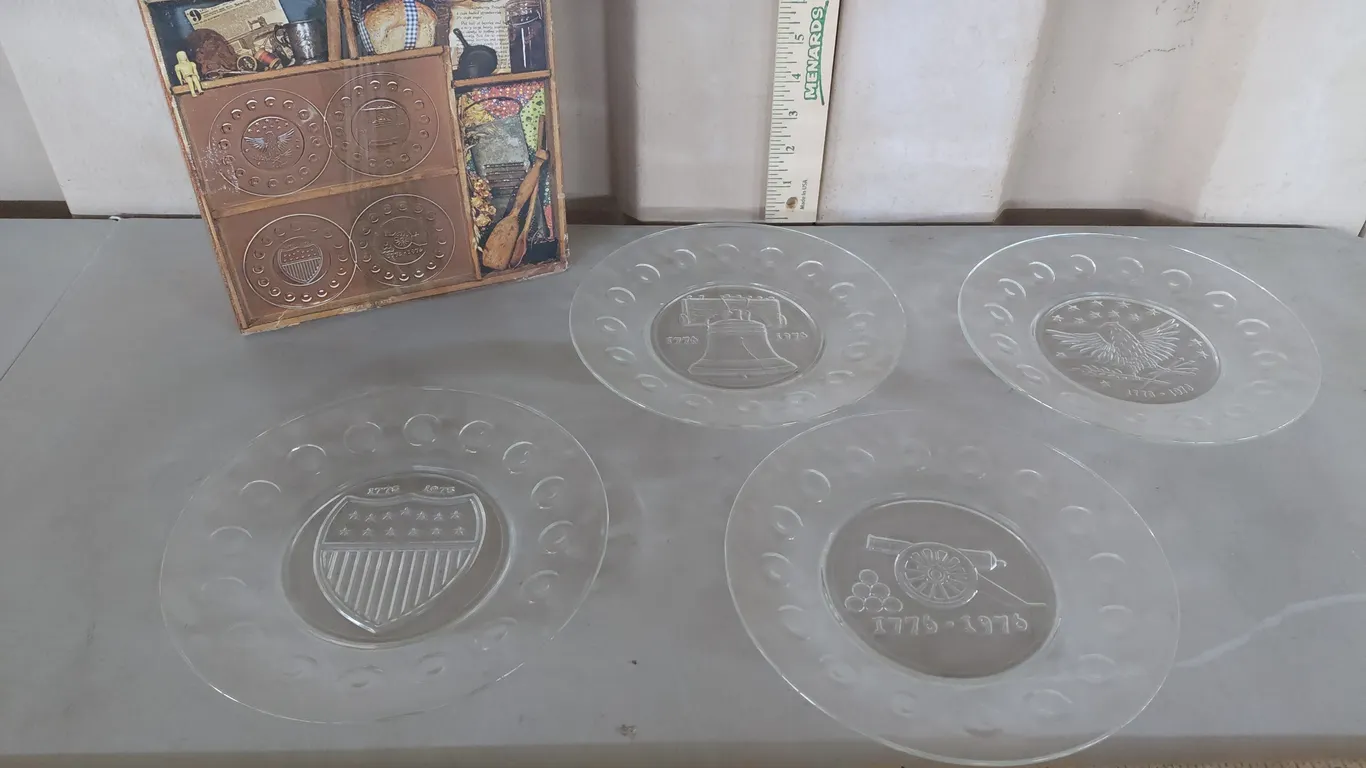 Vintage Anchor Hocking Bicentennial Collector Plates In Box