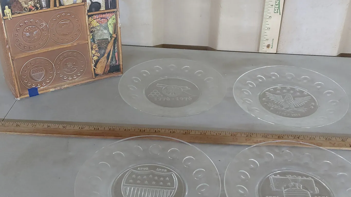 Vintage Anchor Hocking Bicentennial Collector Plates In Box
