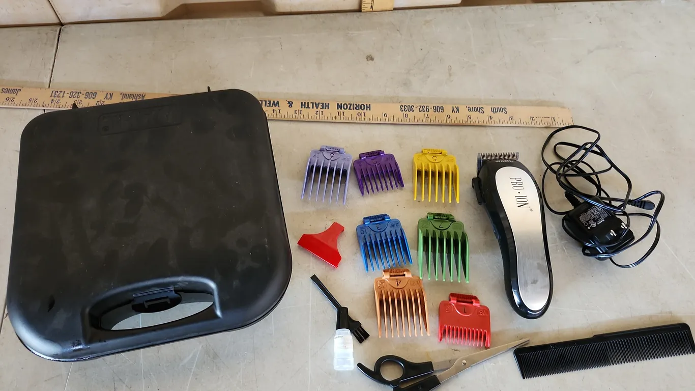 Wahl Pet Grooming W/Lithium Ion Clipper Set, Used/Needs Cleaned, Turns On