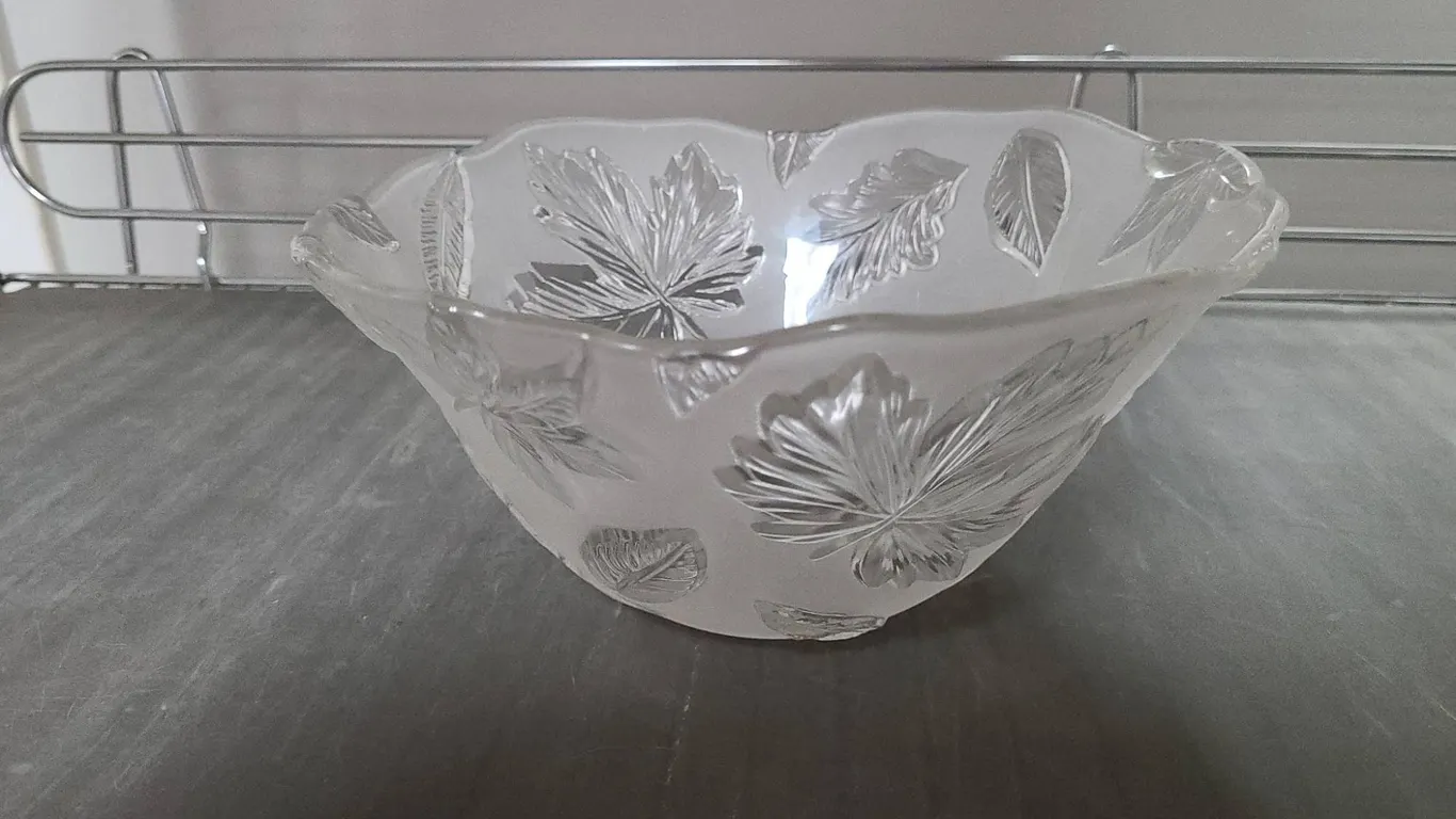 Clear Frosted Glass Bowl with Embossed Leaf Pattern and Scalloped Rim, Decorative Tableware Piece, N