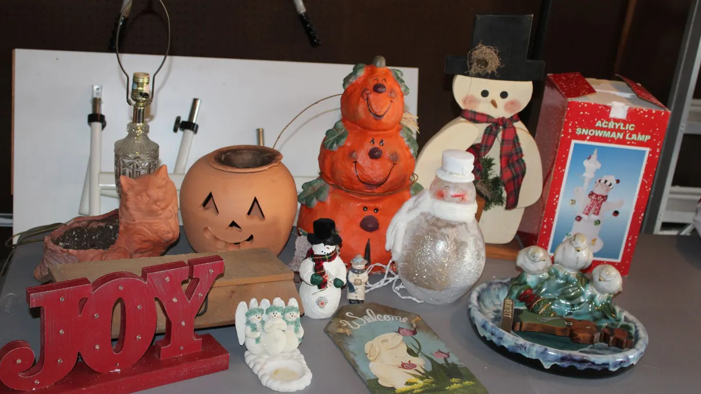 Holiday Décor & Lamp