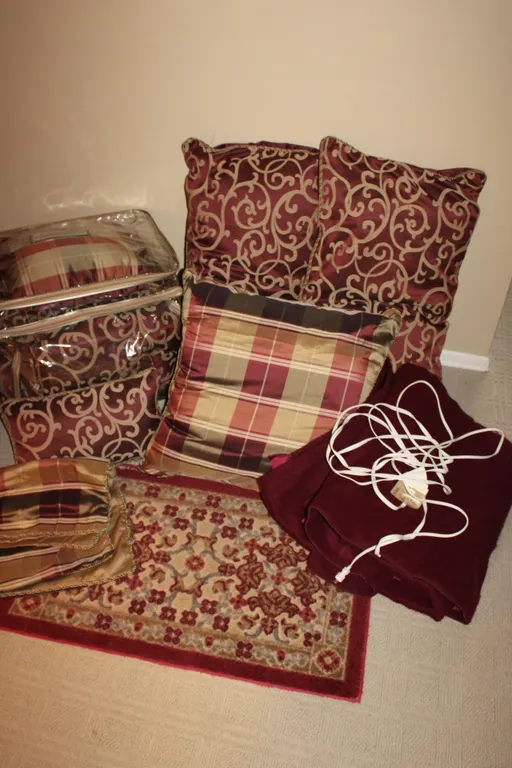 Pillows, Rug & Linens