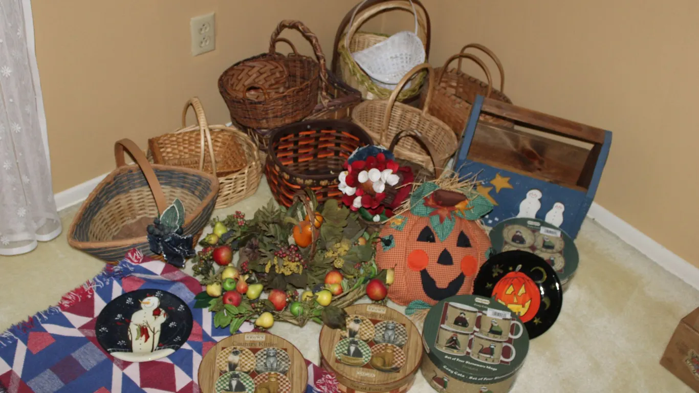 Baskets & Holiday Décor