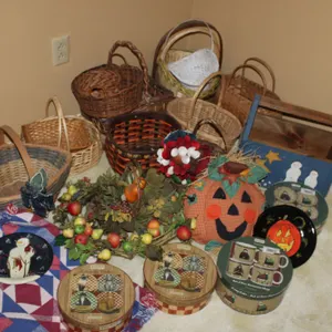 Baskets & Holiday Décor