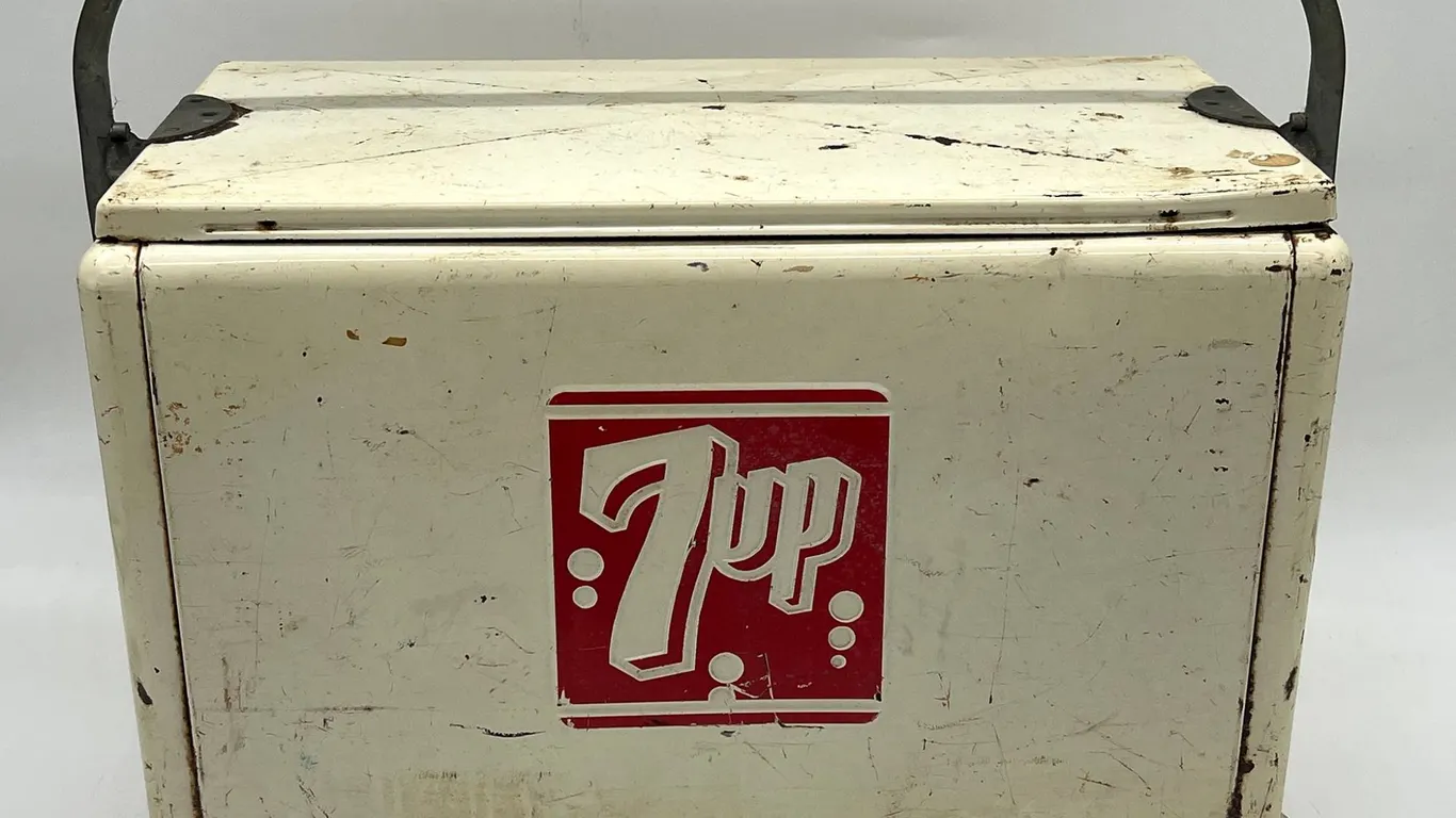 Metal 7up Cooler with Carry Handle