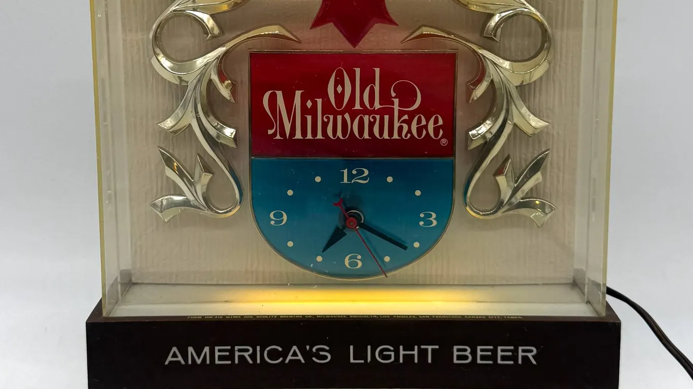 Old Milwaukee Electric Beer Light Clock
