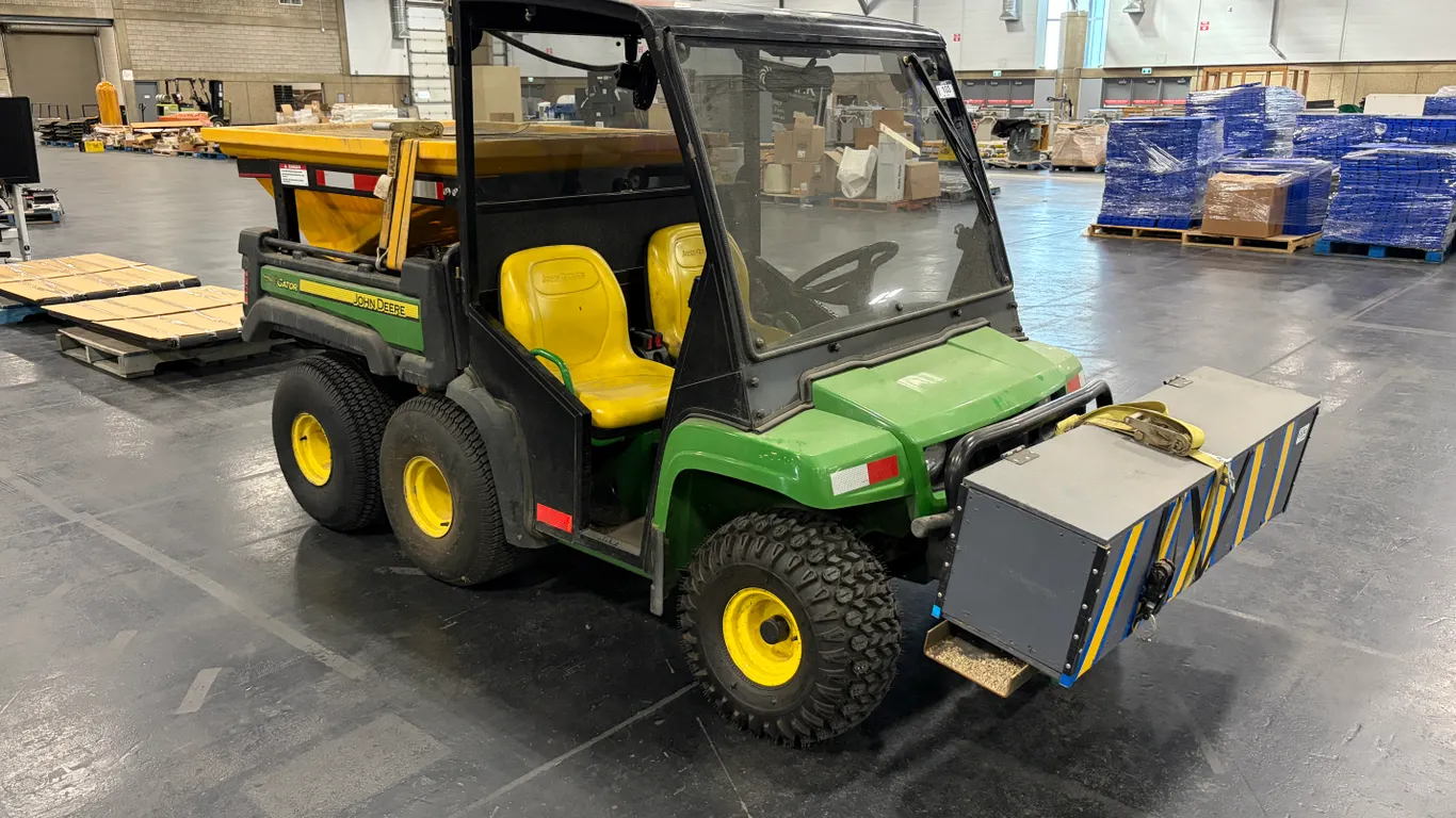 2015 JOHN DEERE TH GATOR UTILITY VEHICLE WITH SNOWEX VEE PRO 3000 SPREADER, 772 HOURS SHOWING, PIN#: 1M06X4DDLGM110181