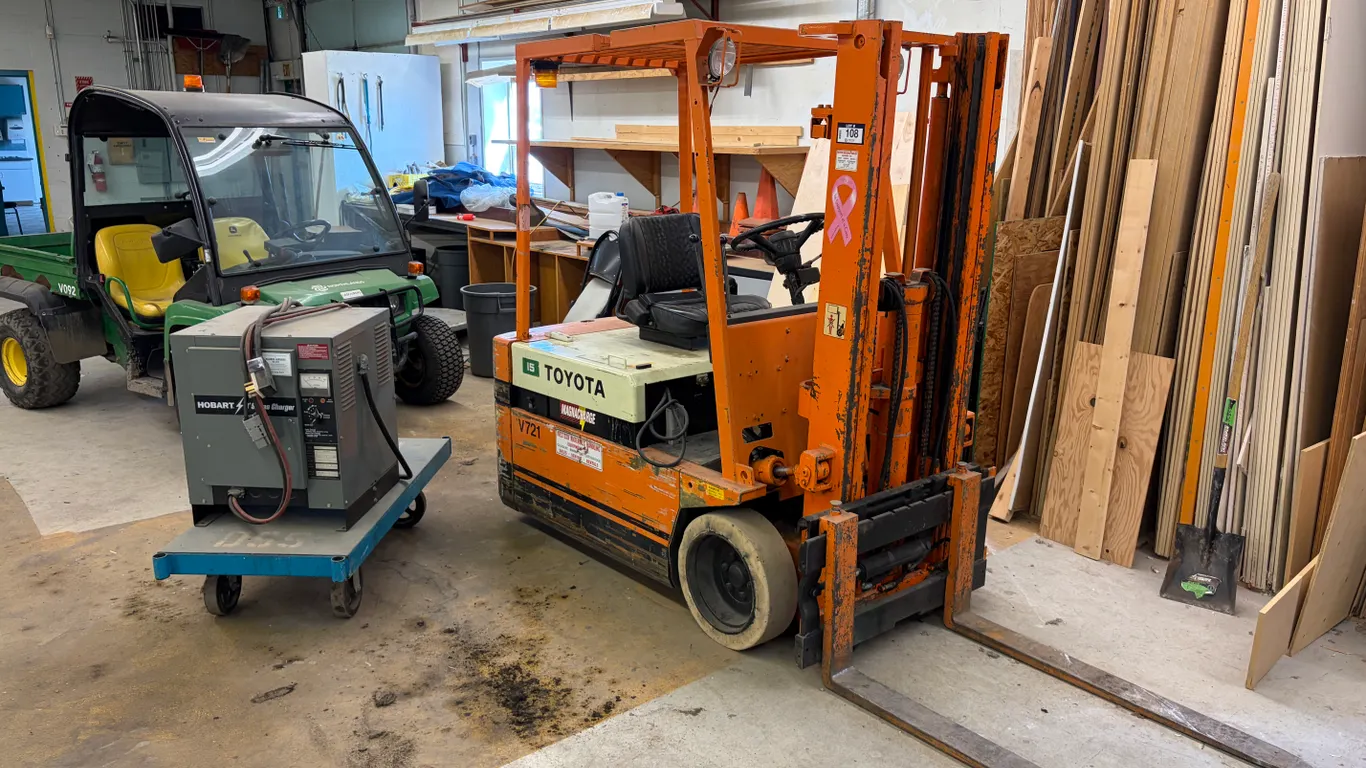 1988 TOYOTA 2FBE15 3-WHEEL ELECTRIC FORKLIFT WITH 48V HOBART CHARGER, 3,071 HOURS SHOWING