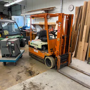 1988 TOYOTA 2FBE15 3-WHEEL ELECTRIC FORKLIFT WITH 48V HOBART CHARGER, 3,071 HOURS SHOWING