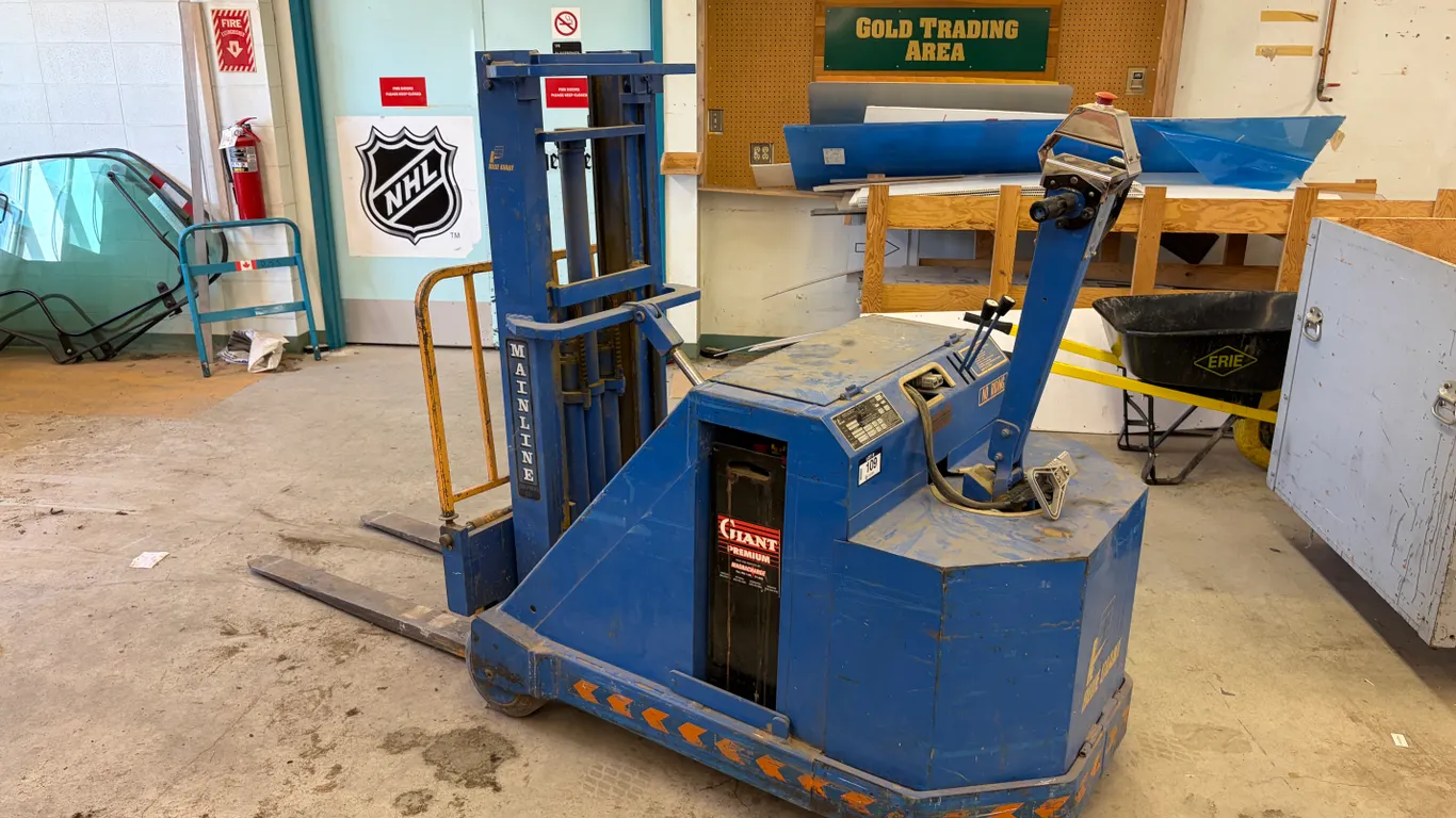 BLUE GIANT LT90W20 2,000 LB ELECTRIC WALKIE STACKER WITH BATTERY CHARGER, 632 HOURS SHOWING