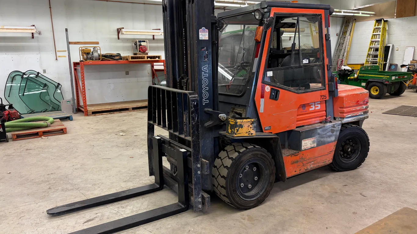 TOYOTA 02-5FG35 8,000 LB LPG FORKLIFT. 7,428 HOURS SHOWING