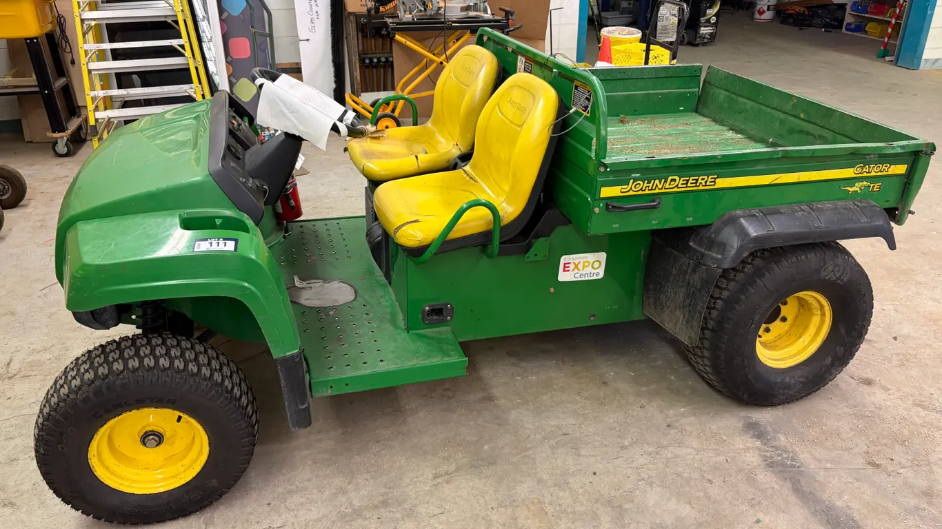 JOHN DEERE GATOR TE 2WD ELECTRIC UTILITY VEHICLE *BROKEN AXLE*, 2,253 HOURS SHOWING