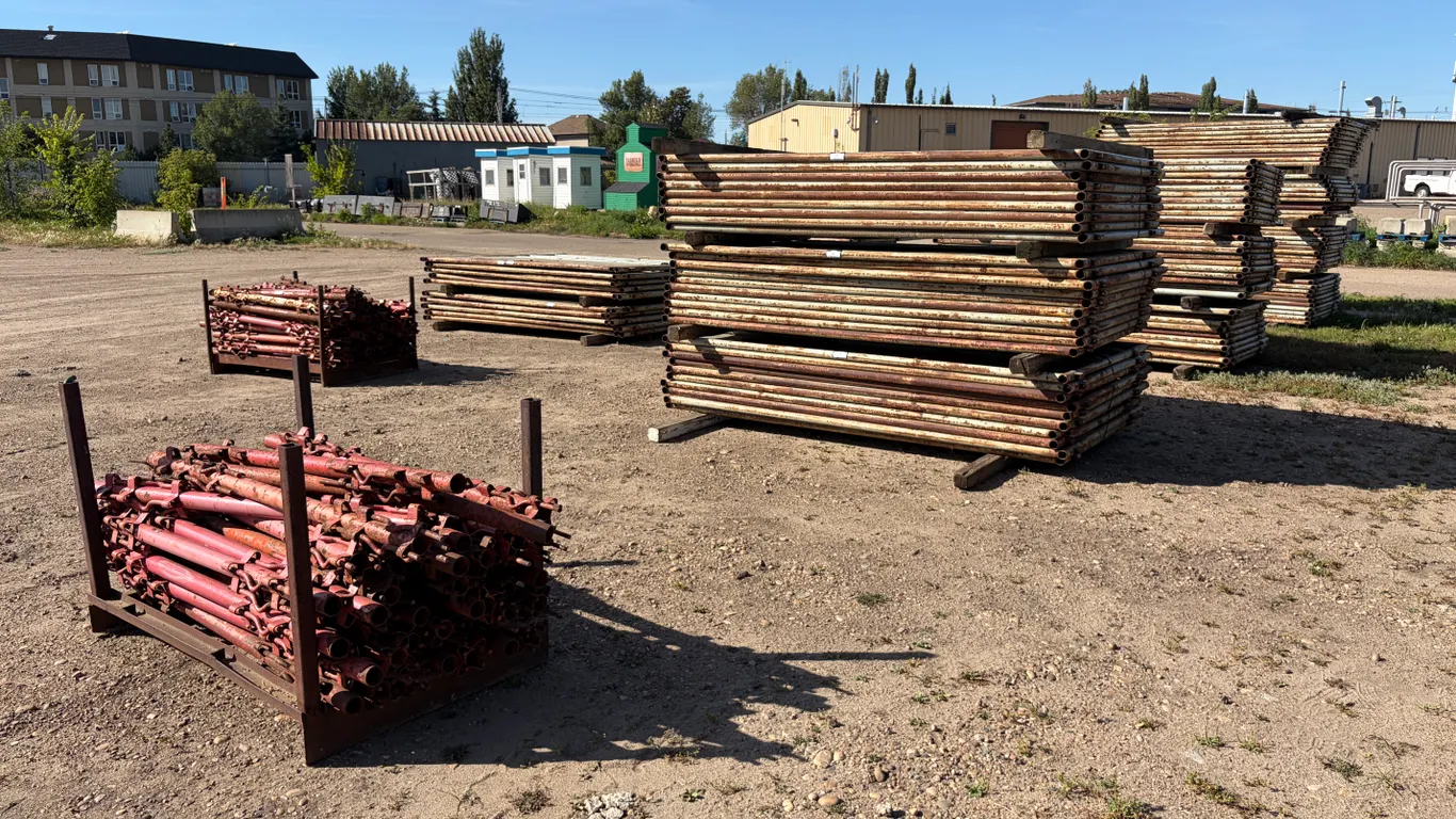LOT OF APPROX. (100) 9' X 5' PIG STEEL PANELS, (25) GATES & (2) CRATES OF POLES