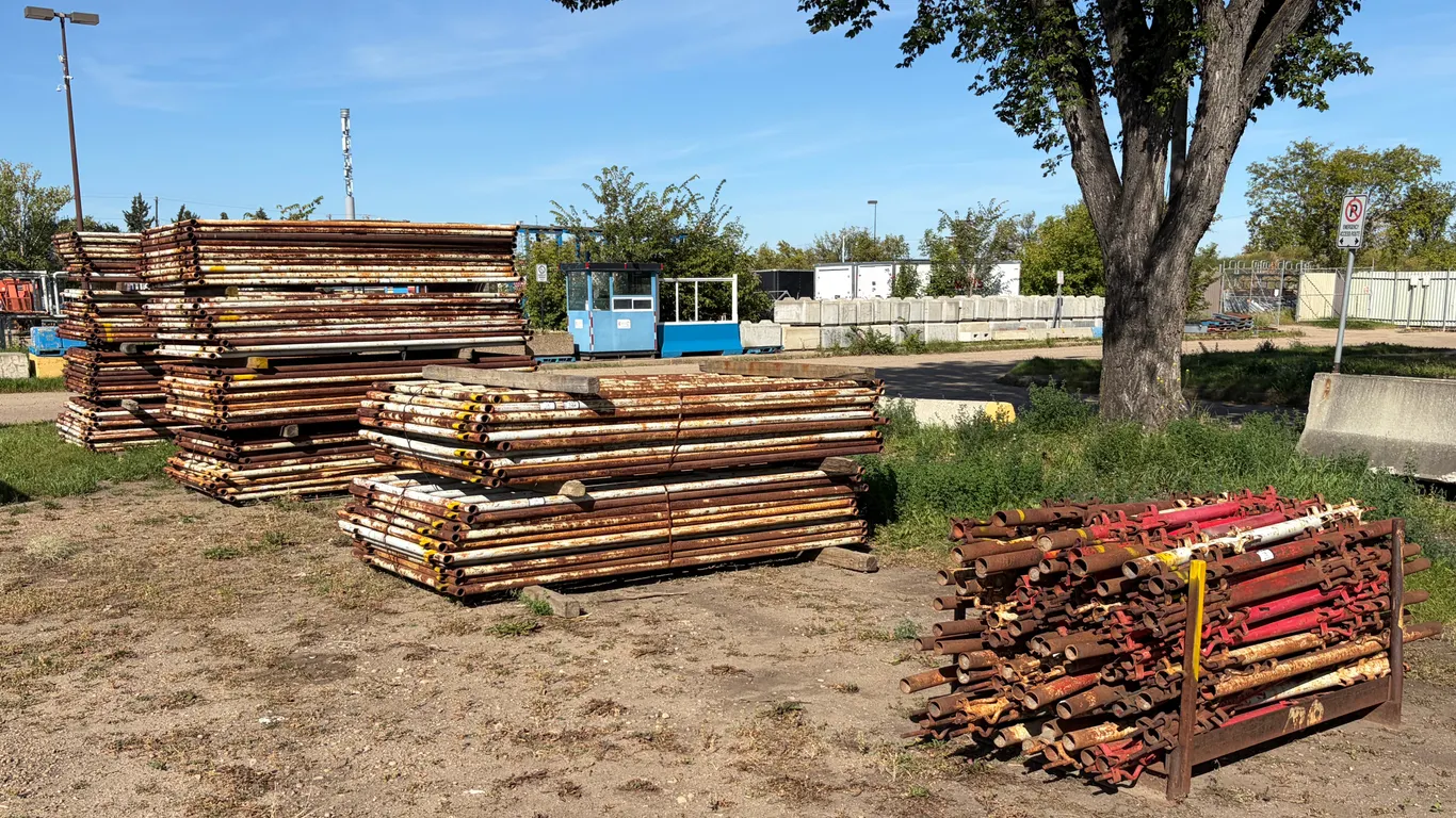 LOT OF APPROX. (100) 9.5' X 5' STEEL CATTLE PANELS WITH CONNECTING POLES
