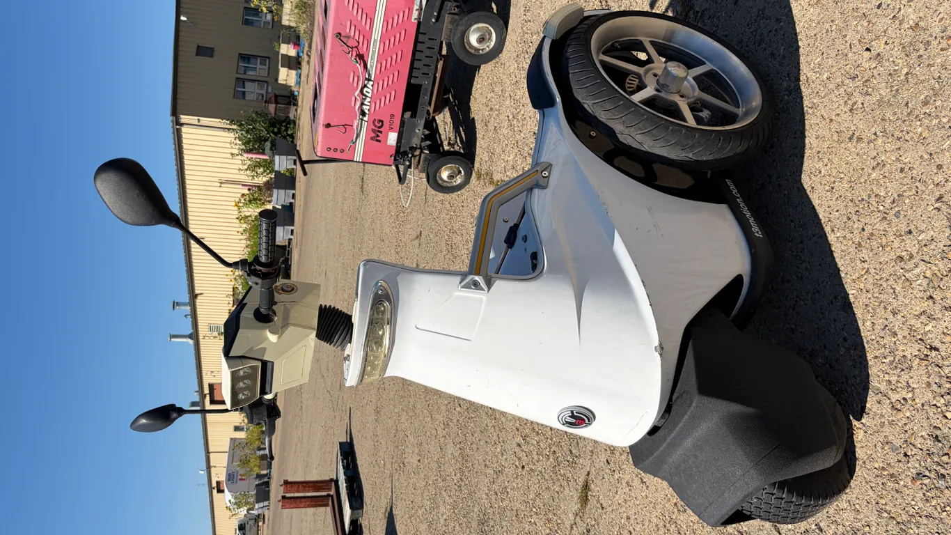 T3 MOTION T3 SERIES ESV 3-WHEEL ELECTRIC STAND-UP PATROL VEHICLE