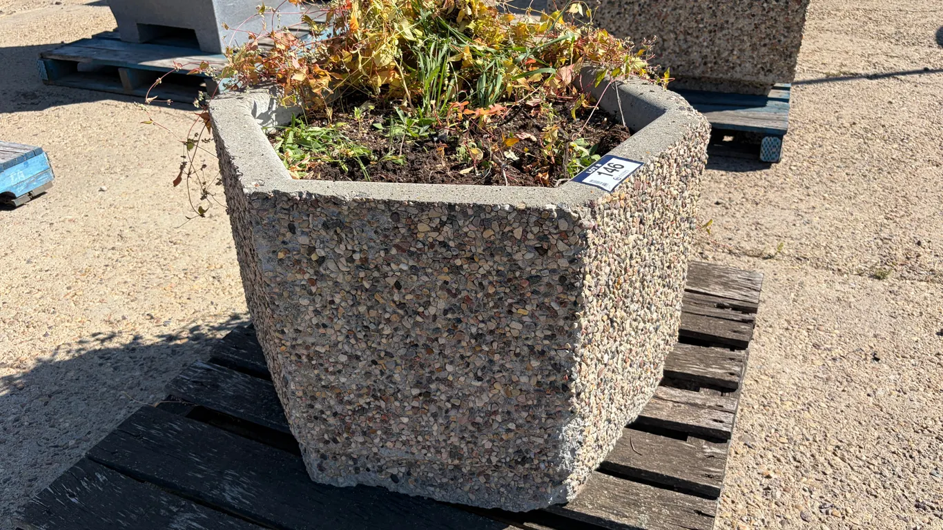 HEXAGONAL EXPOSED AGGREGATE CONCRETE PLANTER