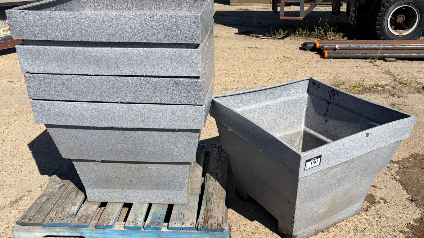 (5) SQUARE PLASTIC OUTDOOR PLANTERS