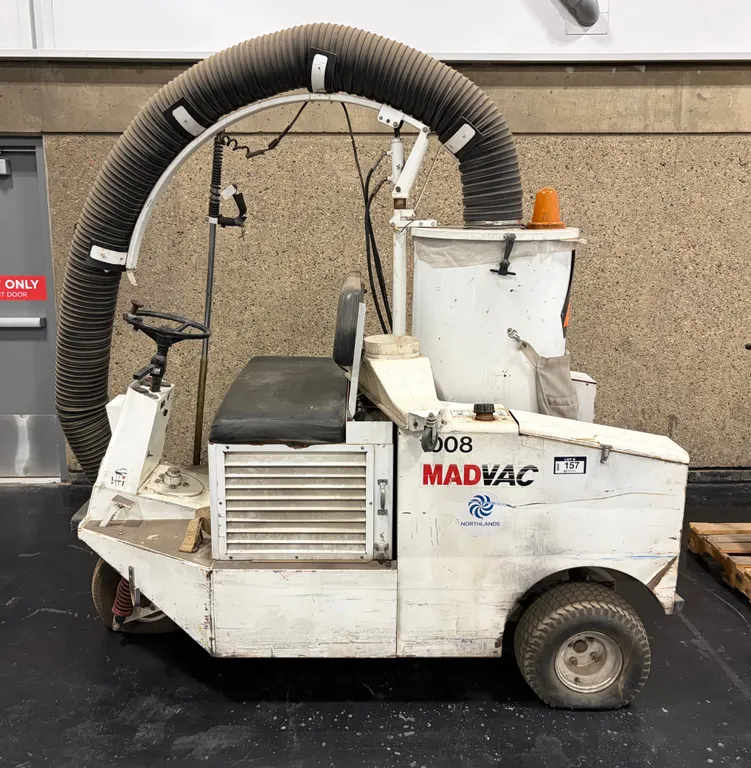 MADVAC 101 RIDE-ON LITTER VACUUM, 592.7 HOURS SHOWING