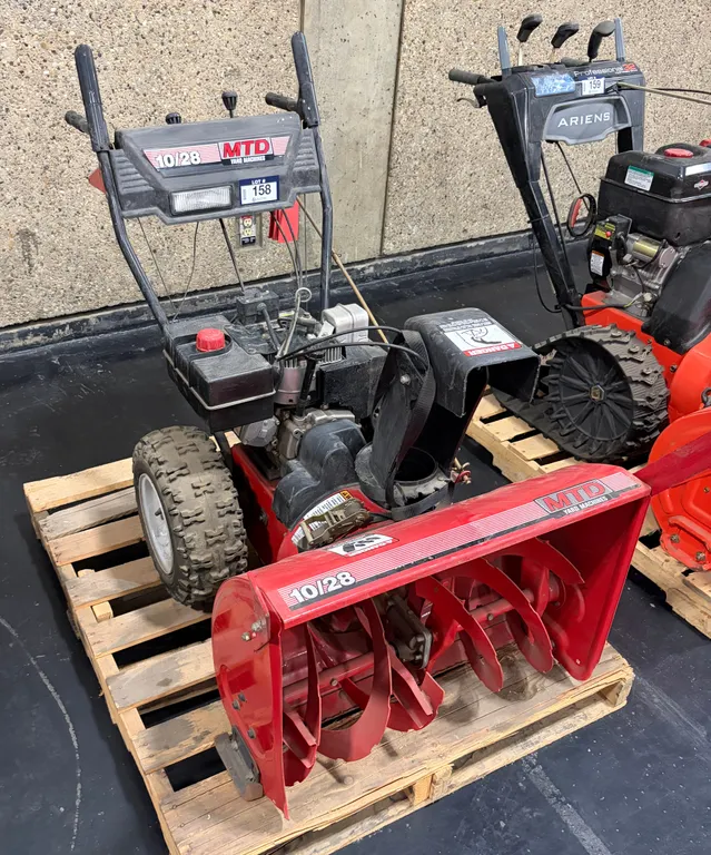 MTD 10/28 28" TWO-STAGE SNOWBLOWER WITH 10 HP TECUMSEH ENGINE