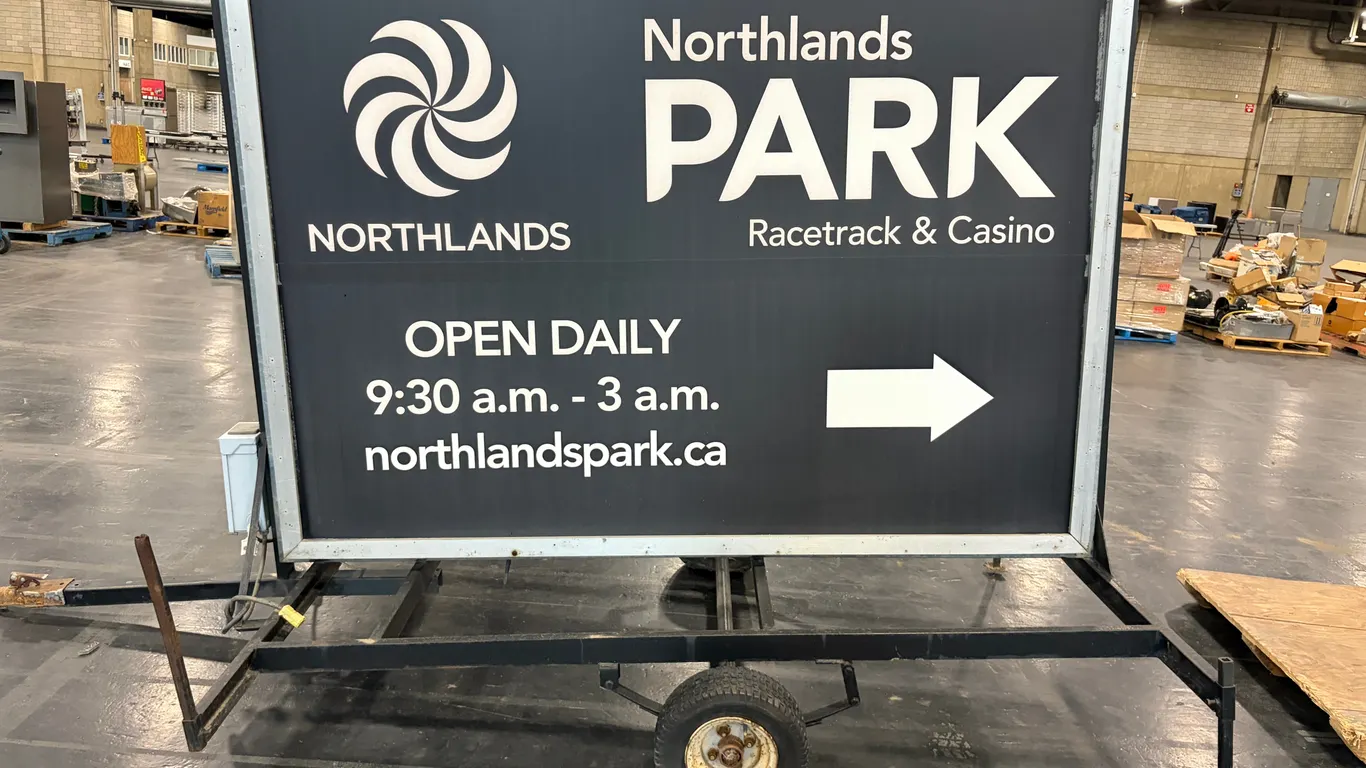 DOUBLE-SIDED TOWABLE SIGN TRAILER