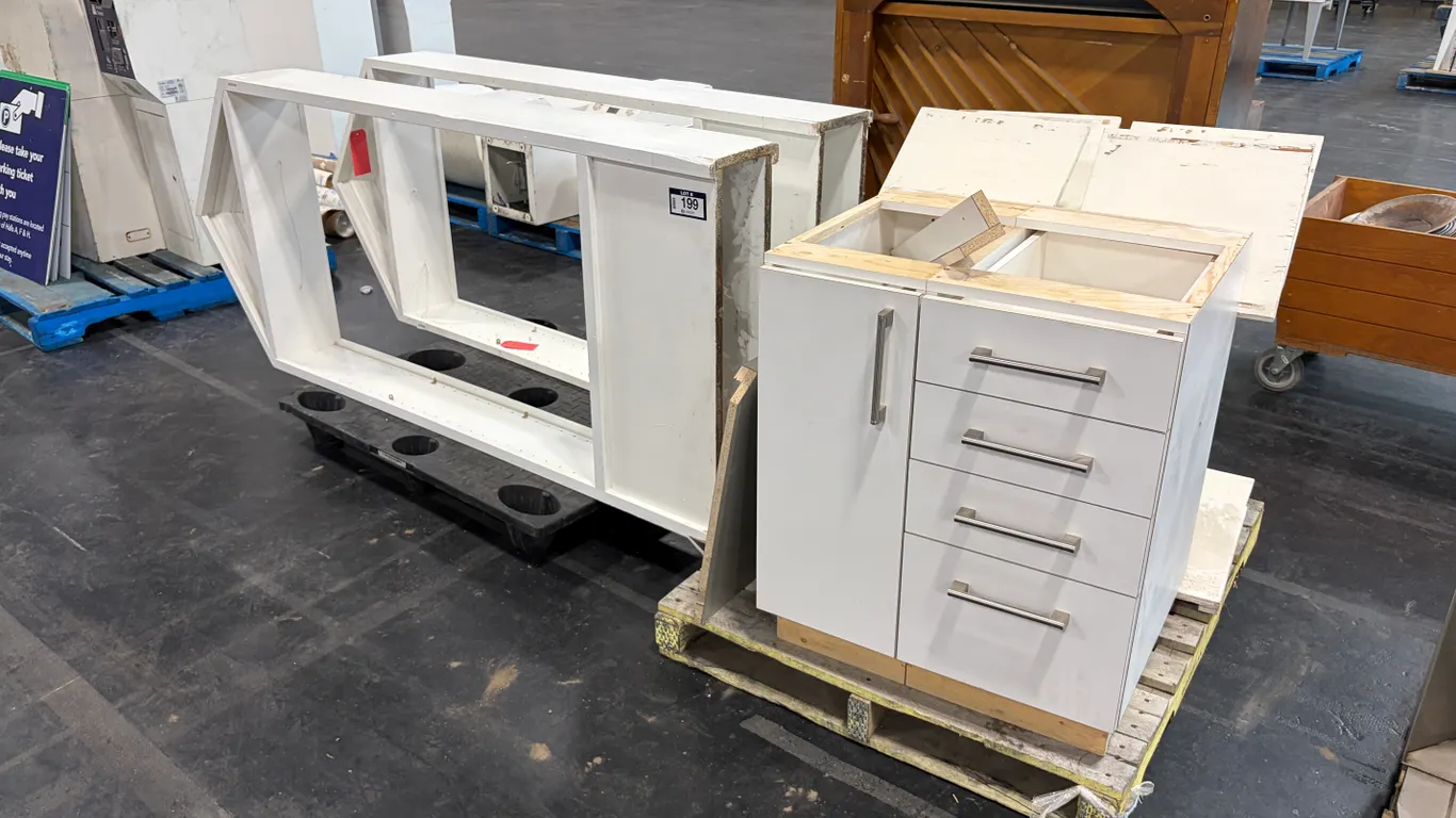ASSORTED WHITE CABINETRY & COUNTER/DISPLAY CABINET COMPONENTS