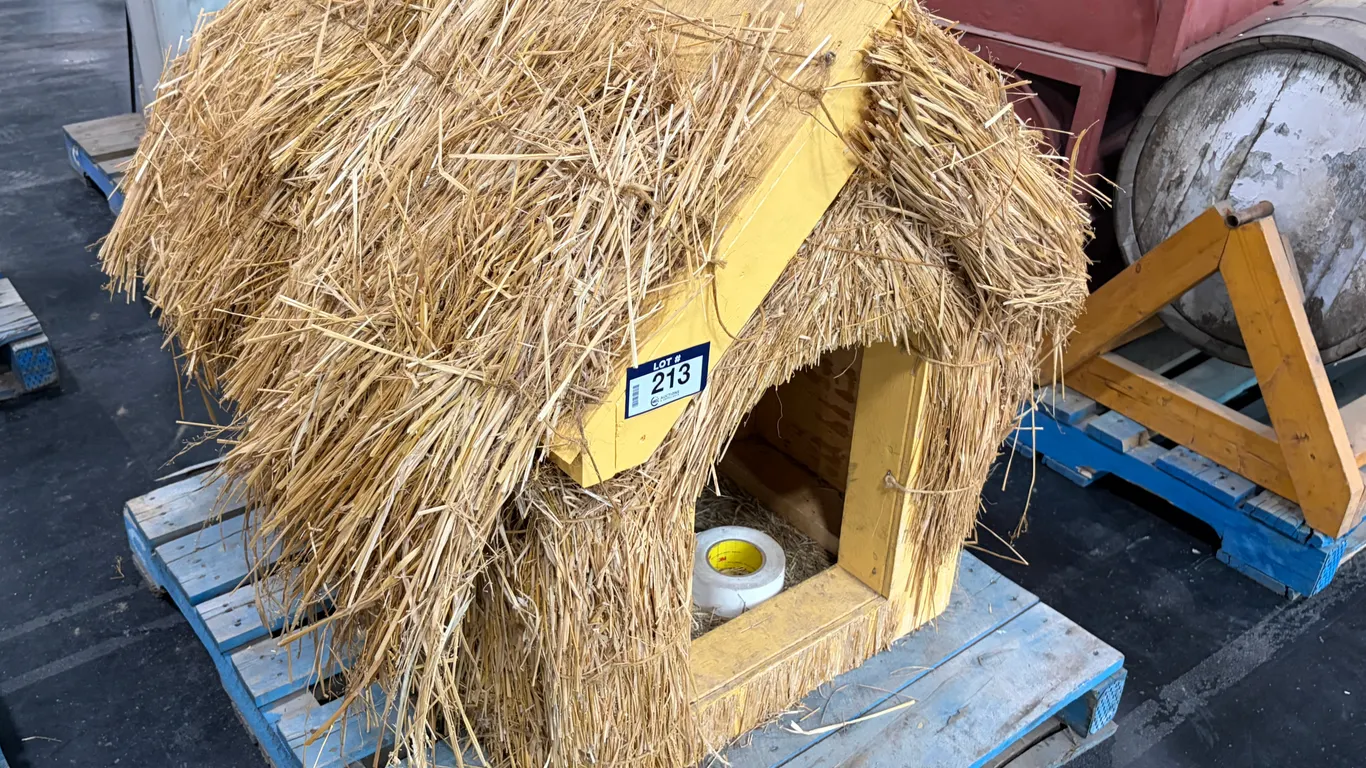 STRAW-COVERED WOODEN ANIMAL SHELTER/DISPLAY PROP
