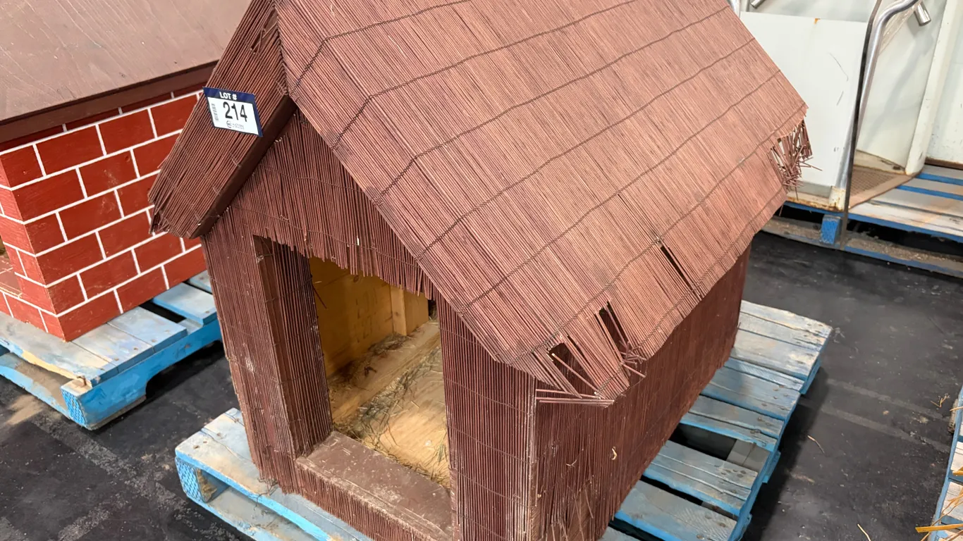 REED-COVERED WOODEN ANIMAL SHELTER/DISPLAY PROP