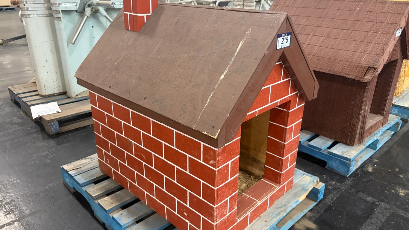 BRICK-STYLE WOODEN ANIMAL SHELTER/DISPLAY PROP