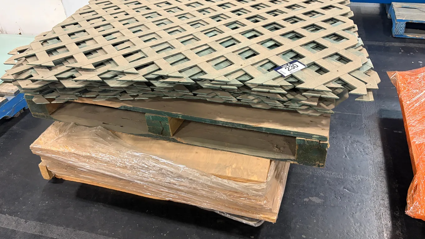 PALLET OF ASSORTED PLASTIC LATTICE PANELS & PLYWOOD SHEETS