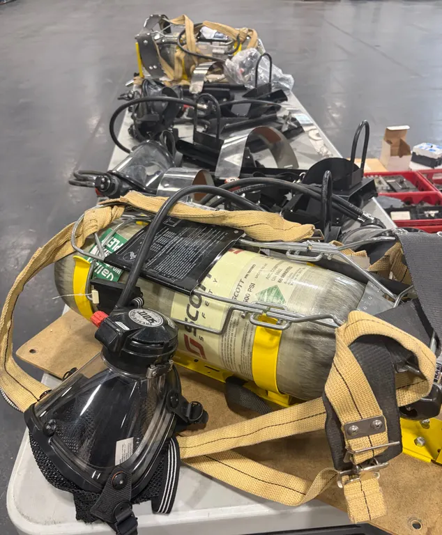 SCOTT SAFETY 4500 PSI 60-MINUTE SELF-CONTAINED BREATHING APPARATUS WITH AIR CYLINDERS, FULL-FACE RES
