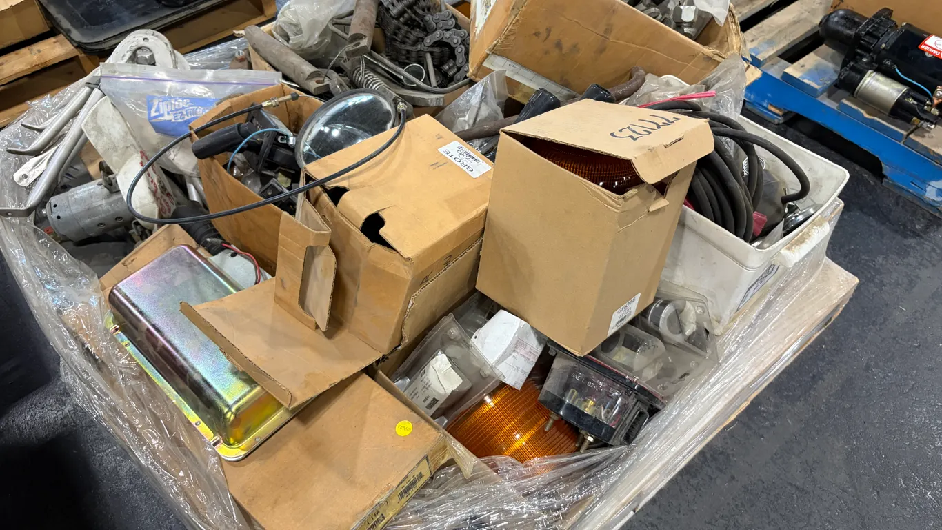 PALLET OF ASSORTED COMMERCIAL VEHICLE & EQUIPMENT PARTS, LIGHTS, CHAINS & COMPONENTS