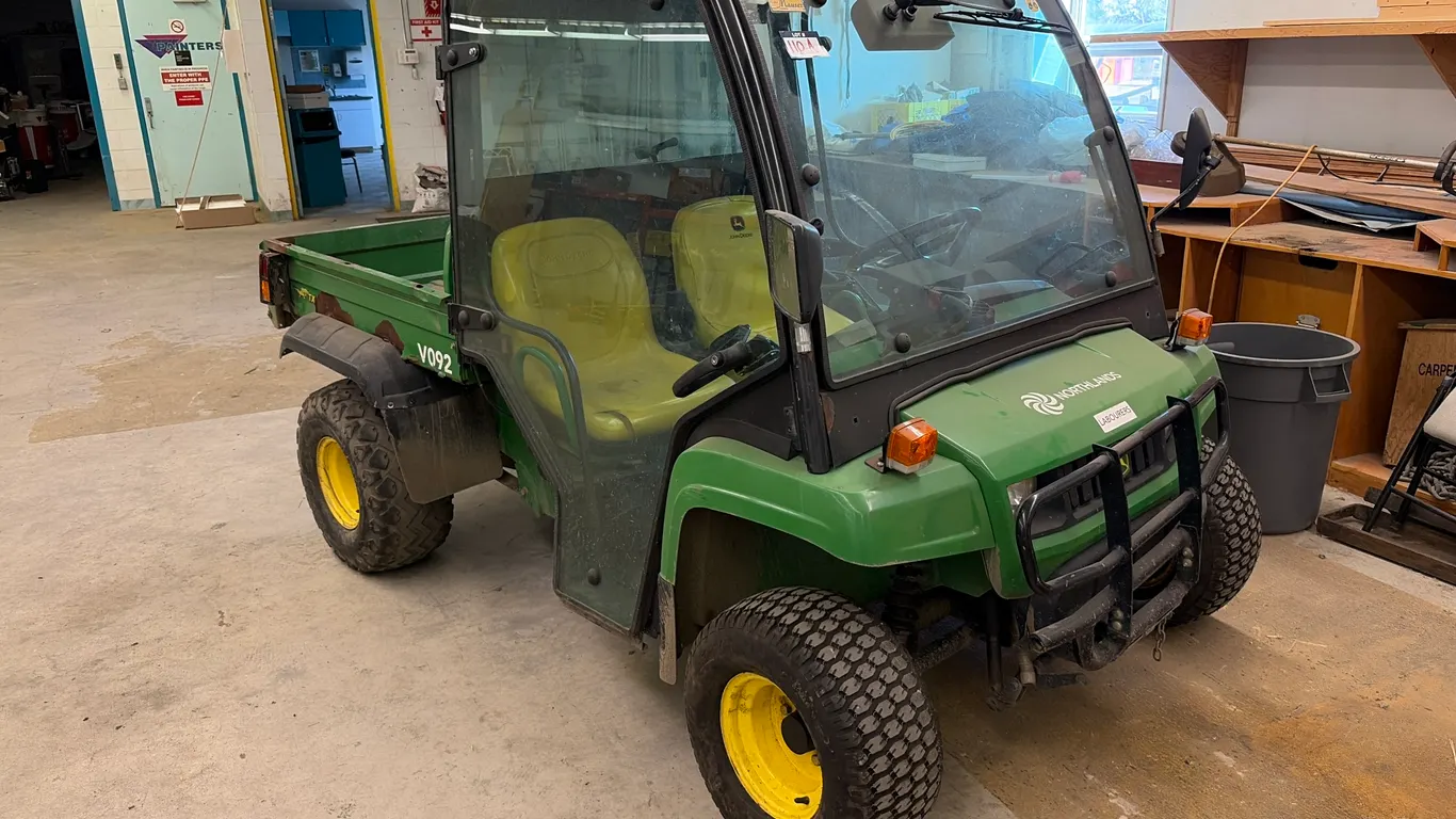 JOHN DEERE TX GATOR UTILITY VEHICLE WITH ENCLOSED CAB