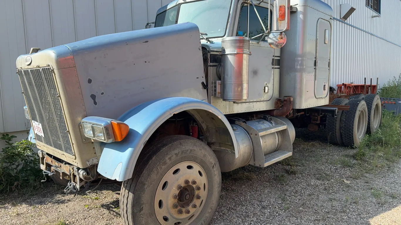 1998 Peterbilt 378 6x4 Truck-Tractor, km Showing, VIN#:1XPFD69X5WD467027