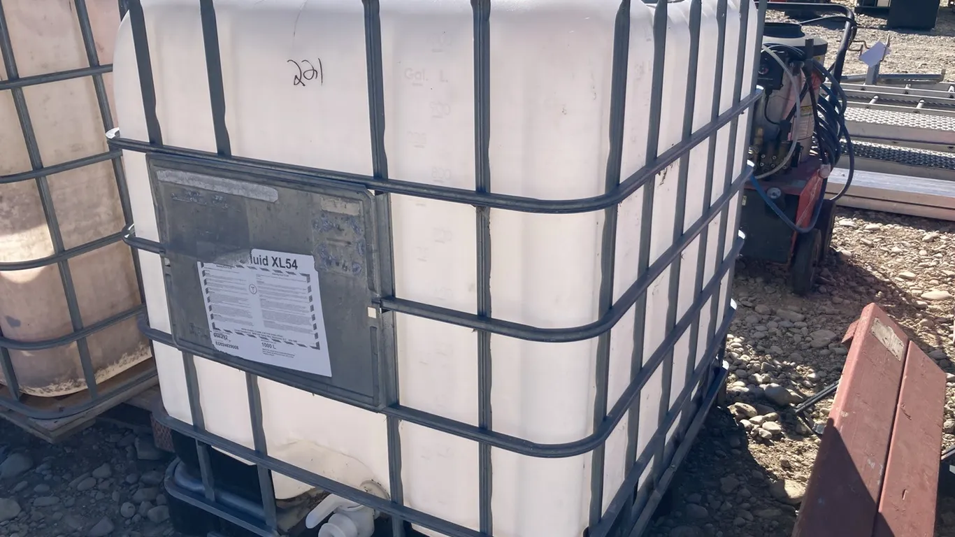 1000 L Plastic Tote in Metal Cage