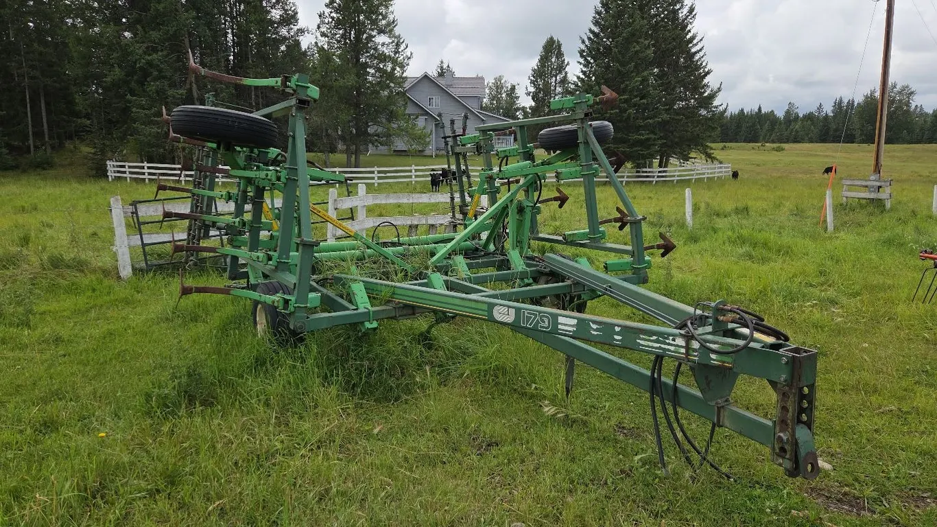 **OFFSITE** 21' Cultivator w/ 3 Bar Mounted Harrows. S/N 85000092