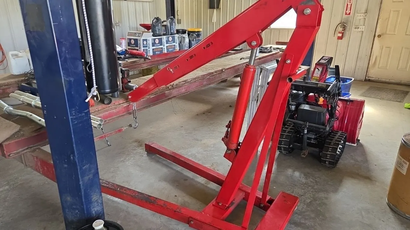 **OFFSITE** Red 4000lb Engine Hoist