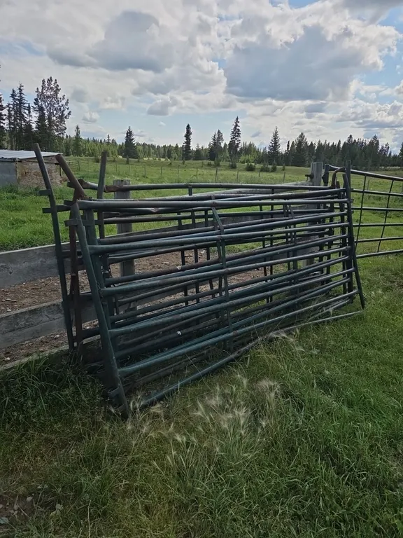 **OFFSITE** (6) 10' Hi Hog Livestock Panels (selling 6 Panels for one price)