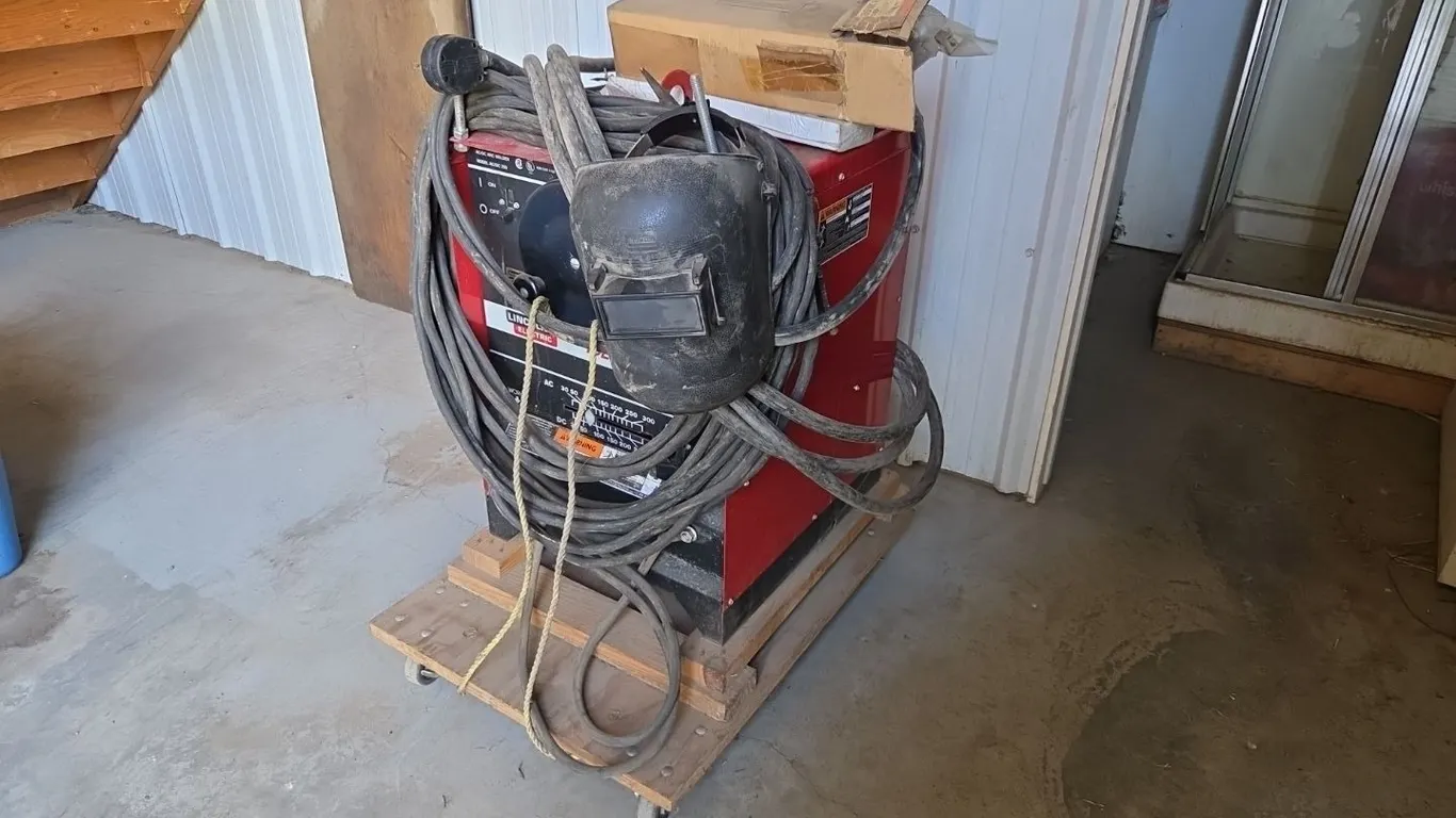 **OFF SITE ** Lincoln 250 AC/DC Welder