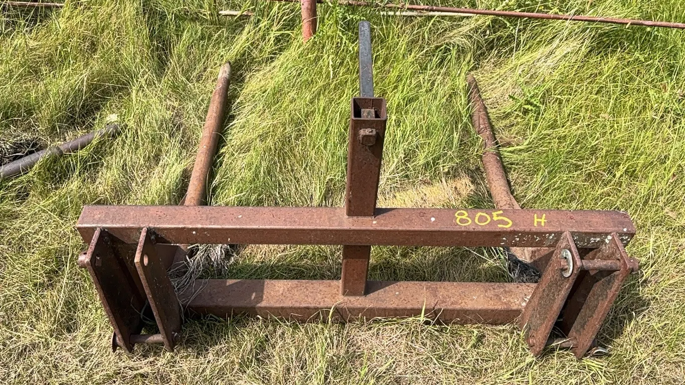 **OFF SITE** Front End Loader 3 Spear Round Bale Mover/Attachment