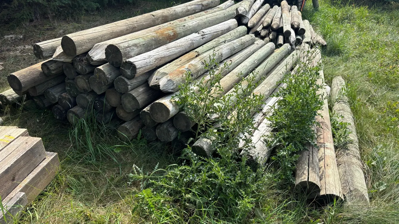 **OFF SITE** Bundle with approx. (50) Used 6" to 8" by Approx. 8' Used Fence Posts and Rails