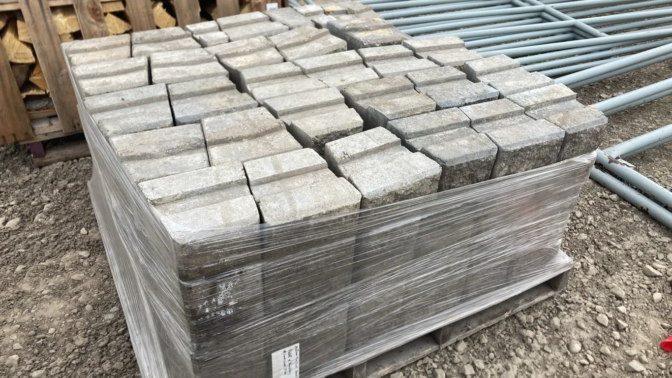 Pallet of Brown Landscape Stone approx. 125