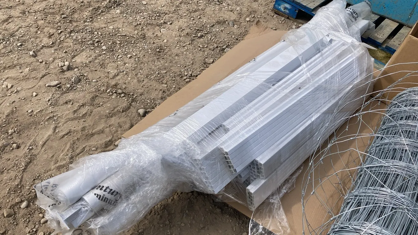(1) Bundle of White Aluminum Railing