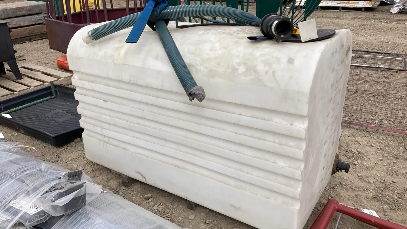 200 Gal Water Tank with Hoses
